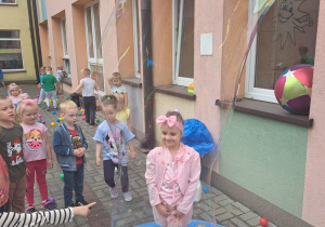 dziewczynka stoi w bańce mydlanej