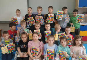 przedszkolaki z drobnymi upominkami - klockmi