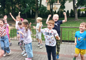przedszkolaki podskakują na tarasie przedszkolnym