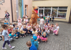spotkanie przedszkolaków z dinozaurem