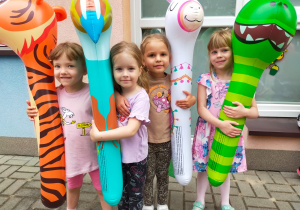 dziewczynki z dmuchanymi zabawkami do skakania