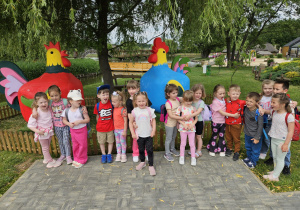 zdjęcie grupowe dzieci pod makietą koguta i kury