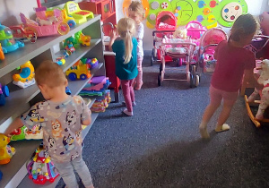 przedszkolaki bawią się w kąciku zabawek