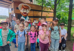 dzieci smakują jabłka