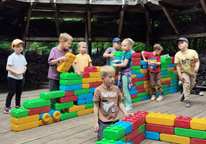 dzieci bawią się dużymi klockami w tężni