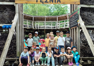 zdjęcie grupowe dzieci przed tężnią