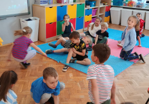 przedszkolaki ćwiczą