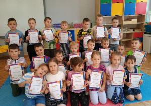przedszkolaki z dyplomami