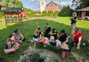 nauczycielki w przerwie w pracy, siedzą piknikując w ogrodzie