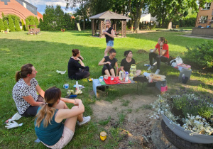 nauczycielki w przerwie w pracy, siedzą piknikując w ogrodzie