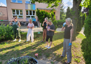 nauczycielki w przerwie w pracy, stoją piknikując w ogrodzie