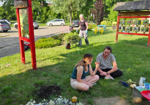 nauczycielki w przerwie w pracy, siedzą piknikując w ogrodzie