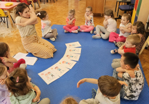 prowadząca i dzieci ściskają siebie i pokazują co mogą zrobić ręce
