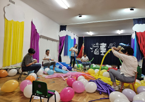 nauczycielki podczas dmuchania balonów