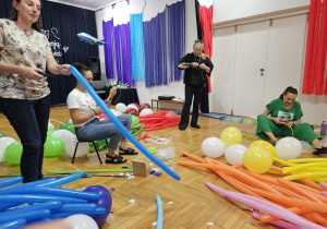 nauczycielki podczas dmuchania balonów
