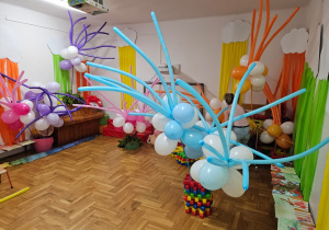 kompozycje balonowe na festyn według krainy kolorów