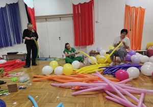 nauczycielki podczas dmuchania balonów