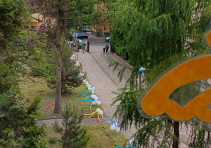 widok z okna przedszkola pokazujący droę do przedszkola ozdobioną kompozycjami balonowymi