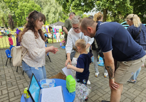 chłopiec itrzymuje stempelek z niebieskiej krainy