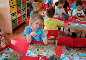 przedszkolaki podczas pracy przy stolikach