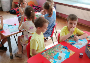 przedszkolaki podczas pracy przy stolikach