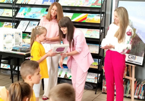 dziewczynka odbiera nagrodę