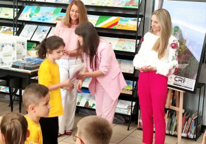 dziewczynka odbiera nagrodę