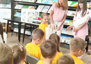 dziewczynka odbiera nagrodę