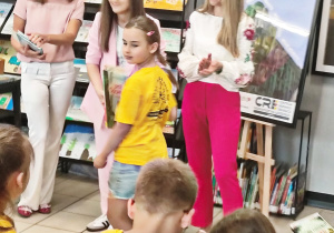 dziewczynka odbiera nagrodę