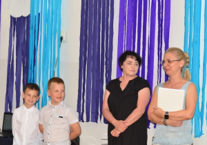 pani dyrektor stoi obok nauczycielki i mówi do dzieci