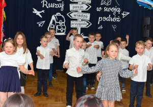 starszaki podczas występu ilustrują piosenkę ruchem