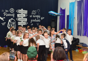 przedszkolaki tańczą poloneza - przechodzą pod tunelem utworzonym z rąk innych