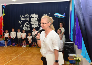 pani Agnieszka Sapiejka dyrektorka PP Nr 10 "Pod Słoneczkiem" przemawia do zgromadzonej publiczności