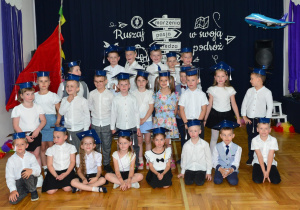 zdjęcie grupowe w biretach - grupa VIII