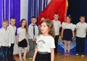 dziewczynka recytuje wiersz