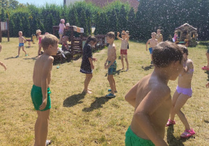 przebiegają pod prysznicem wody w ogrodzie przedszkolnym