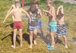 przebiegają pod prysznicem wody w ogrodzie przedszkolnym
