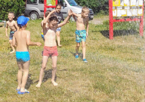 przebiegają pod prysznicem wody w ogrodzie przedszkolnym