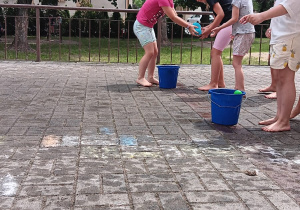 zawody w przenoszeniu wody z wiaderka do basenu za pomocą mokrej gąbki