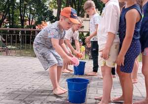 zawody w przenoszeniu wody z wiaderka do basenu za pomocą mokrej gąbki
