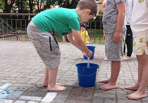 zawody w przenoszeniu wody z wiaderka do basenu za pomocą mokrej gąbki
