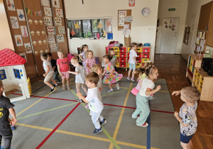 przedszkolaki tańczą przy muzyce