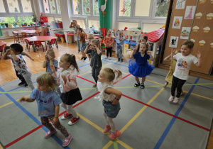 przedszkolaki podskakują