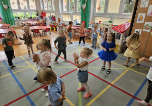 przedszkolaki klaszczą w dłonie