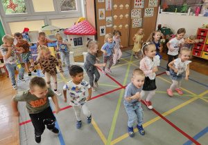 dzieci podskakują w miejscu