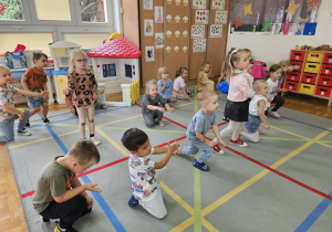 przedszkolaki naśladują granie na gitarze