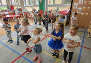 dzieci wykonują rękami młynek