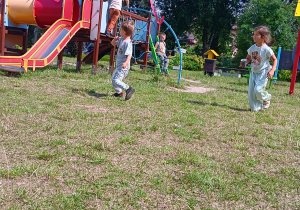dzieci piszczaja latawce w ogrodzie przedszkolnym