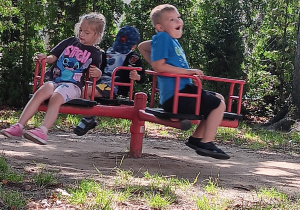 przedszkolaki kręcą się na karuzeli