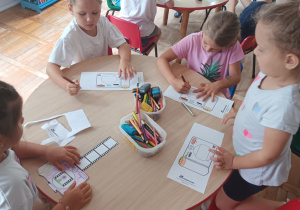 przedszkolaki kolorują aparat fotograficzny